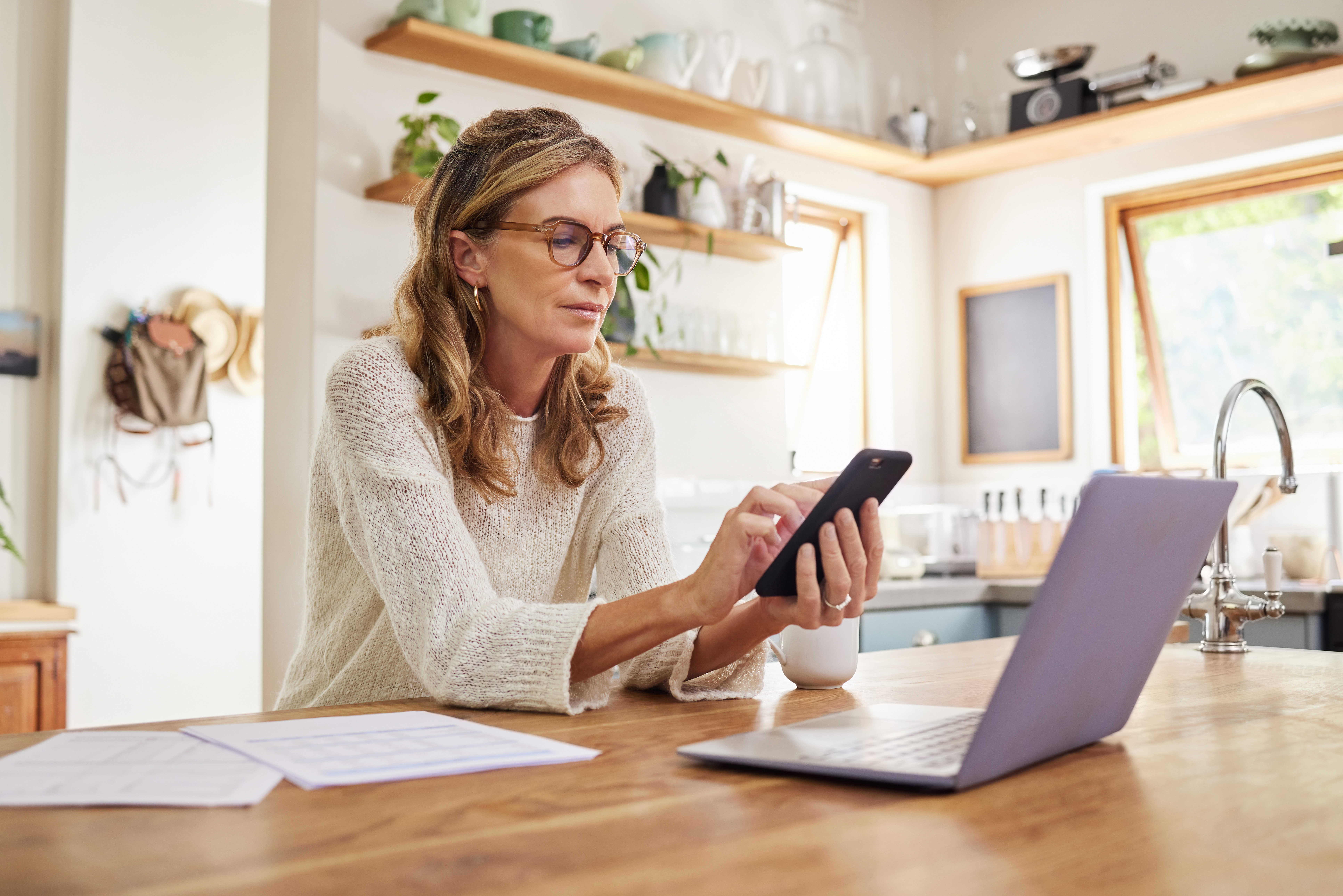Personne souscrivant une assurance auto temporaire sur smartphone depuis son domicile