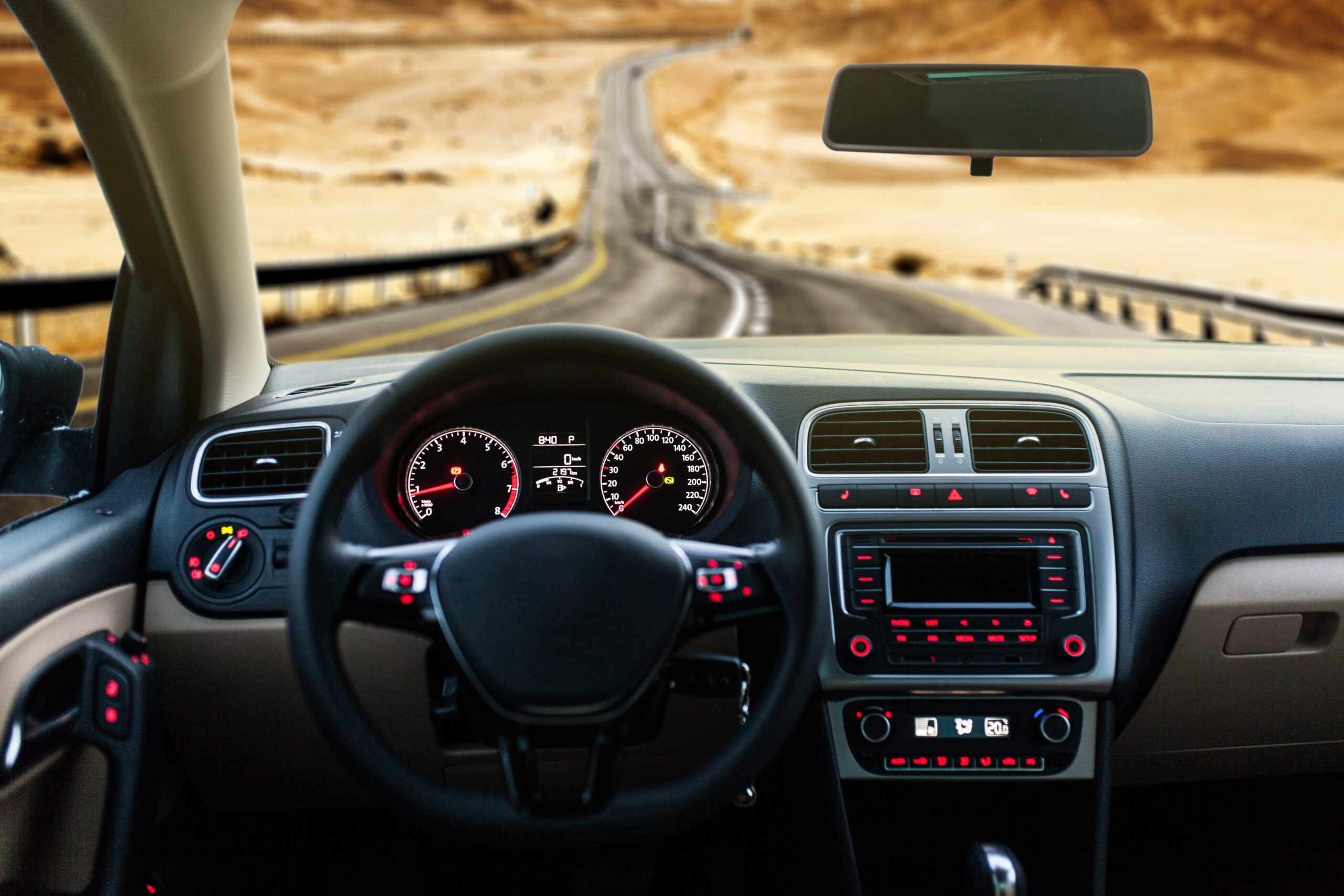 Tableau de bord d'une voiture avec compteur kilométrique visible pour calcul d'assurance auto